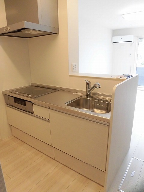 キッチン　2口IHクッキングヒーター＋1口ラジエントヒーター付き