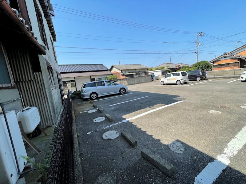 【ヴィラ　フェニックスの駐車場】