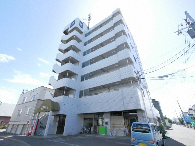 札幌市東区伏古十条のマンションの建物外観