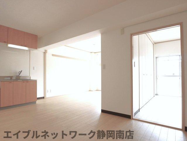 居室・リビング　こちらのリビングで趣味の時間をお楽しみください