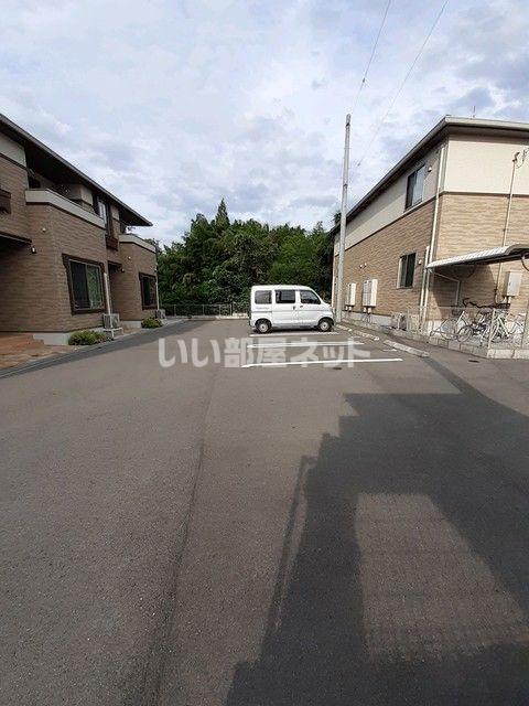 【新居浜市萩生のアパートの駐車場】