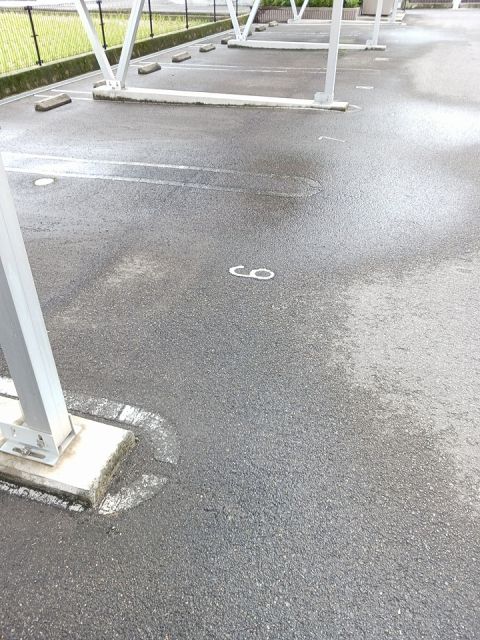 【プロヴァンス吉岡の駐車場】