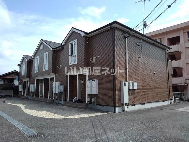 富士宮市大中里のアパートの建物外観