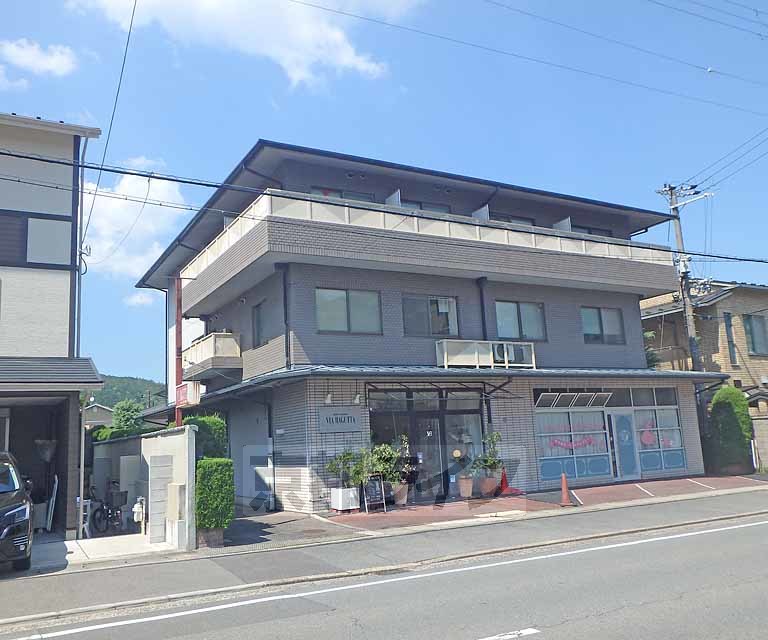 【京都市左京区岩倉南平岡町のマンションの建物外観】