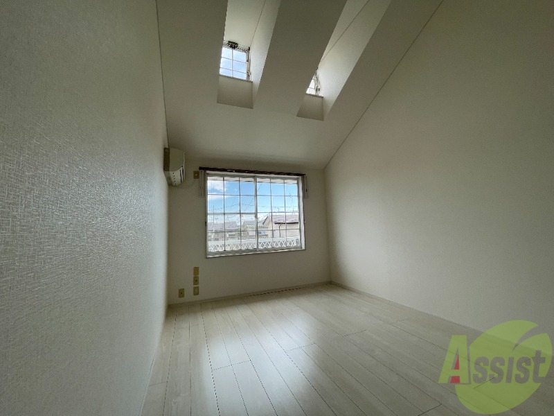 居室・リビング　８．７帖の洋室です。広々として使いやすいですね。