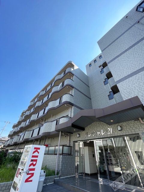 建物外観　鉄筋コンクリート造のガッチリしたマンションです。