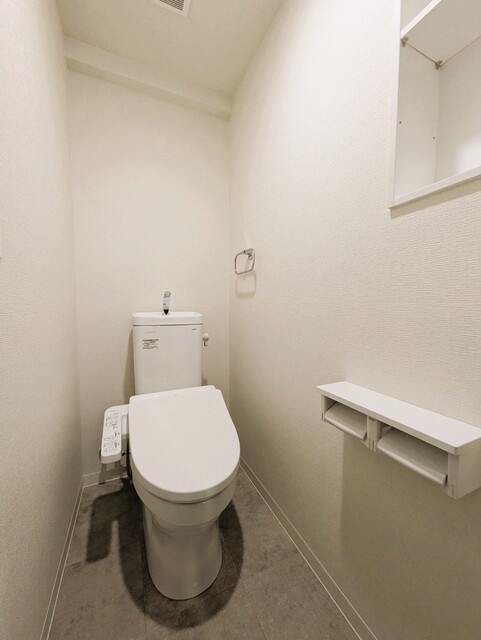 トイレ　４０２号の写真になります。