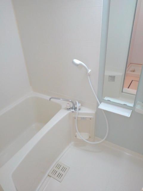 バス・シャワールーム　浴室乾燥付きで雨の日でも洗濯物が干せます☆