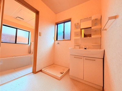 洗面設備　脱衣スペースもあります