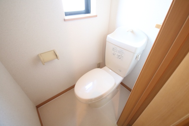 トイレ　※別室の参考写真の為、現況優先です。