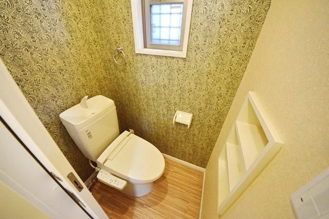 トイレ　★トイレに窓がございます★
