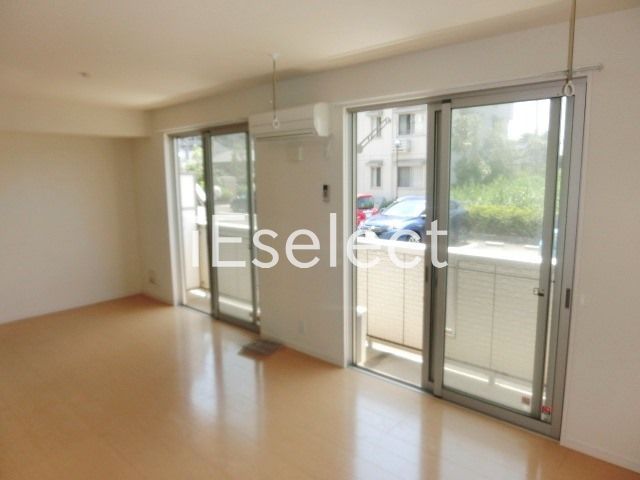 居室・リビング　フローリング張りの明るいＬＤＫです。