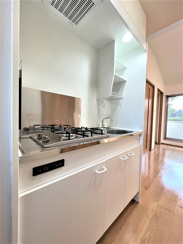 キッチン　ガス台付きで直ぐに調理が始められます。