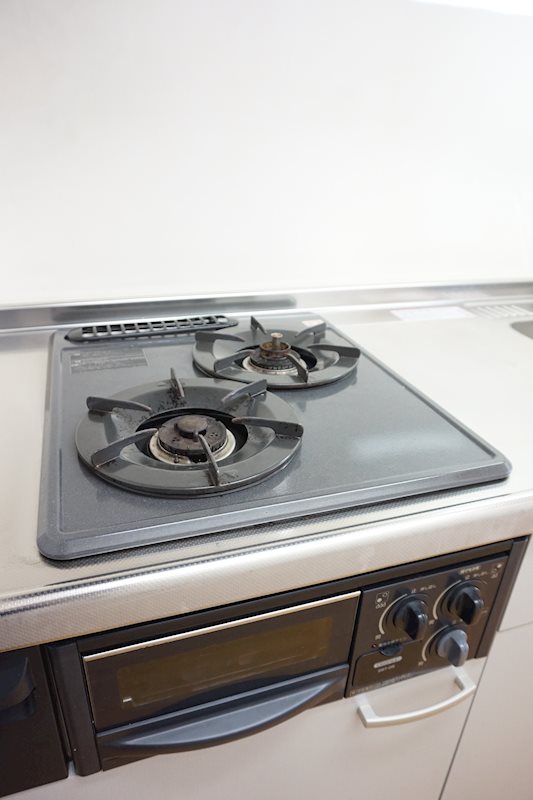 キッチン　２口コンロ付システムキッチンでお料理ラクラク