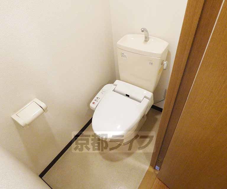 トイレ　ウォシュレット付き。