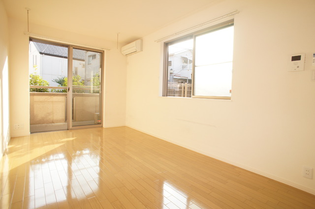 居室・リビング　２面採光なので、いつでも明るい空間です☆