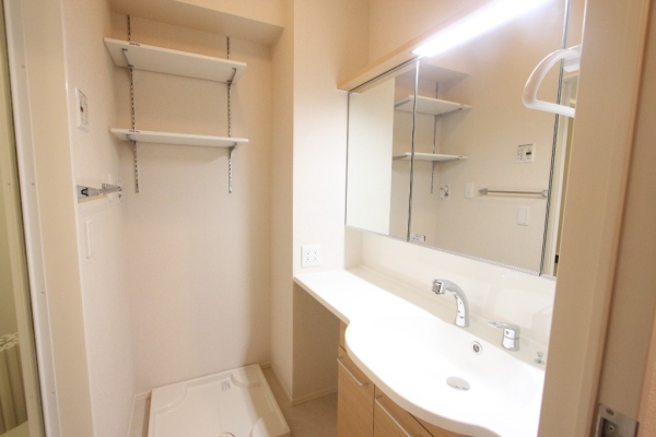 洗面設備　独立洗面台で朝の準備も快適です♪