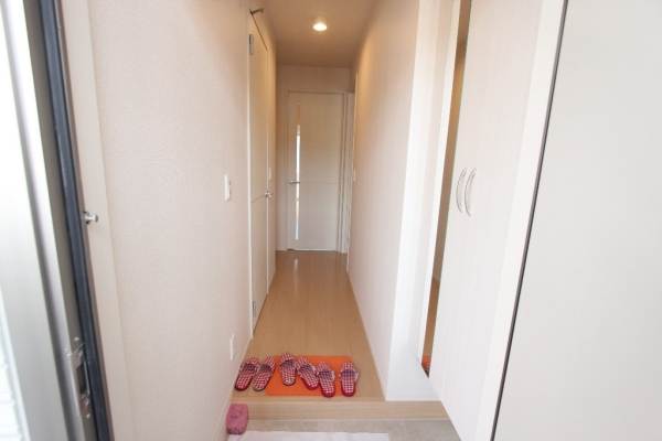 玄関　玄関を入るとホールがあります