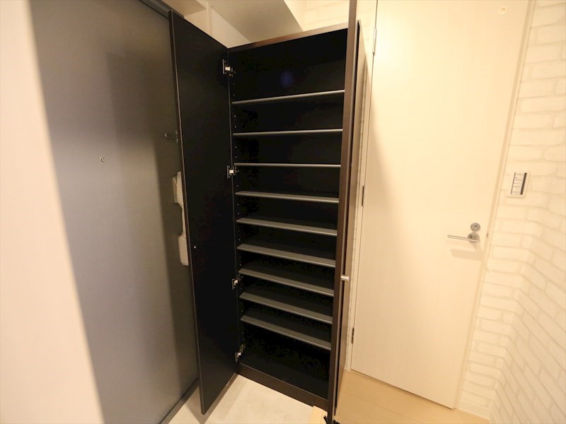 玄関　玄関　シューズボックス付（収納充実してます）