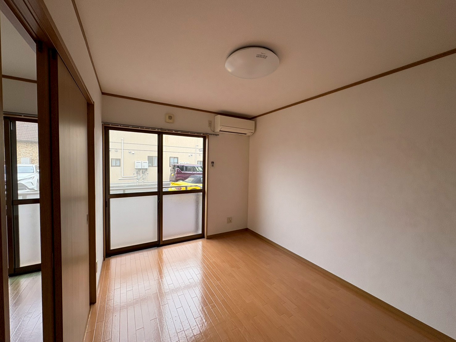 居室・リビング　キッチンからリビングの様子がよく見える！