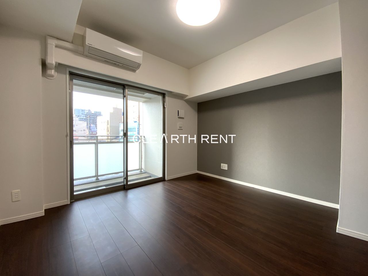 居室・リビング　8帖のフローリング居室/インターネット利用料無料