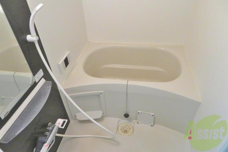 バス・シャワールーム　足が伸ばせるバスタブでのんびりできますね。