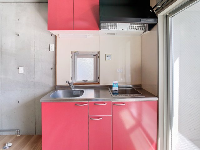 キッチン　掲載写真は同型の左右反転の部屋を掲載しております。仕様等が異