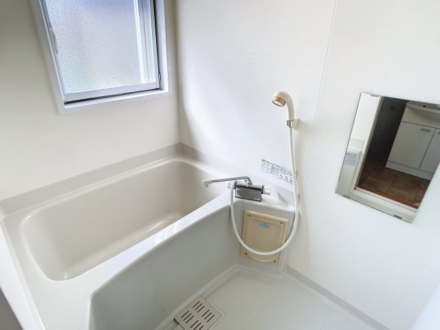 バス・シャワールーム　掲載写真は同型の左右反転の部屋を掲載しております。仕様等が異