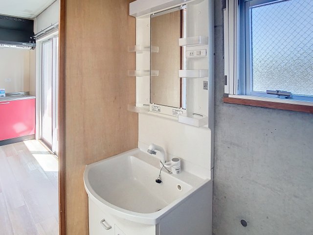 洗面設備　掲載写真は同型の左右反転の部屋を掲載しております。仕様等が異