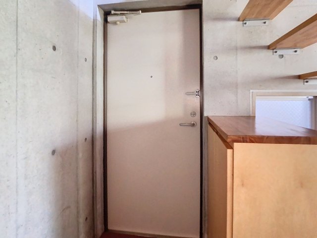 玄関　掲載写真は同型の左右反転の部屋を掲載しております。仕様等が異