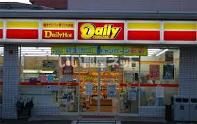 コンビニ　デイリーヤマザキ 黄金通店（コンビニ）まで302m