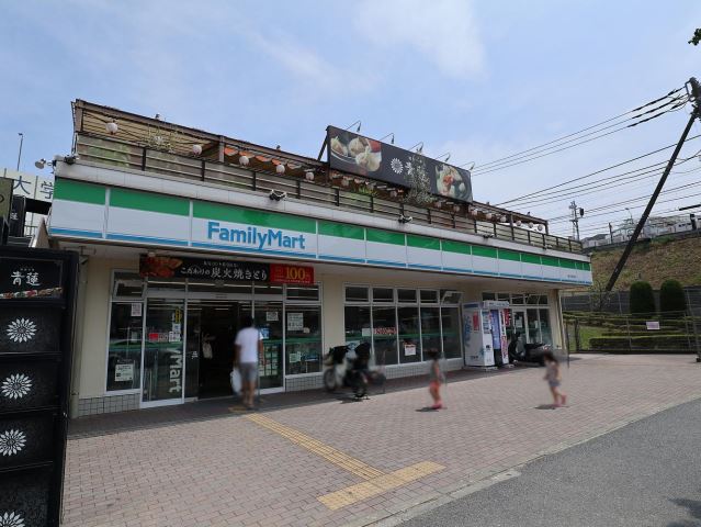 コンビニ　ファミリーマート（コンビニ）まで500m