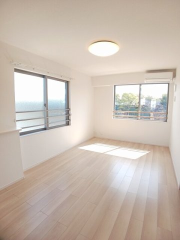 居室・リビング　こちらのリビングで趣味の時間をお楽しみください