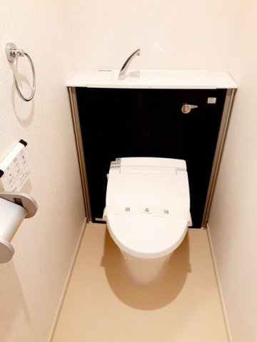 トイレ　落ち着いた色調のトイレです