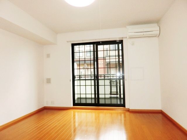 居室・リビング　窓も大きく明るいですね