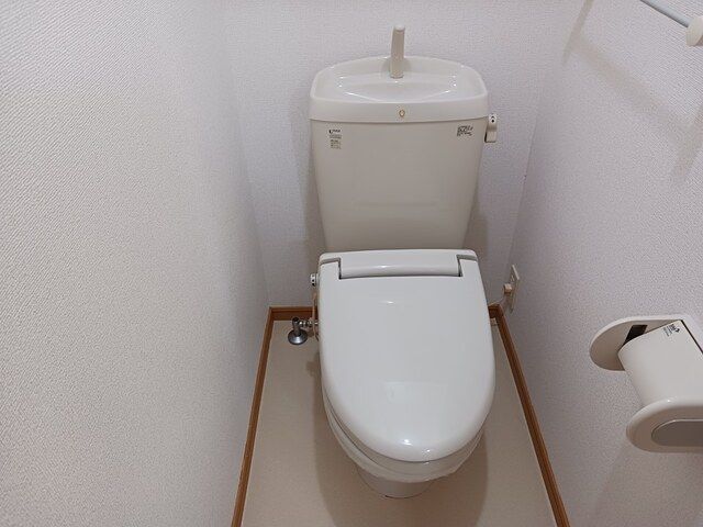 トイレ　落ち着いた色調のトイレです