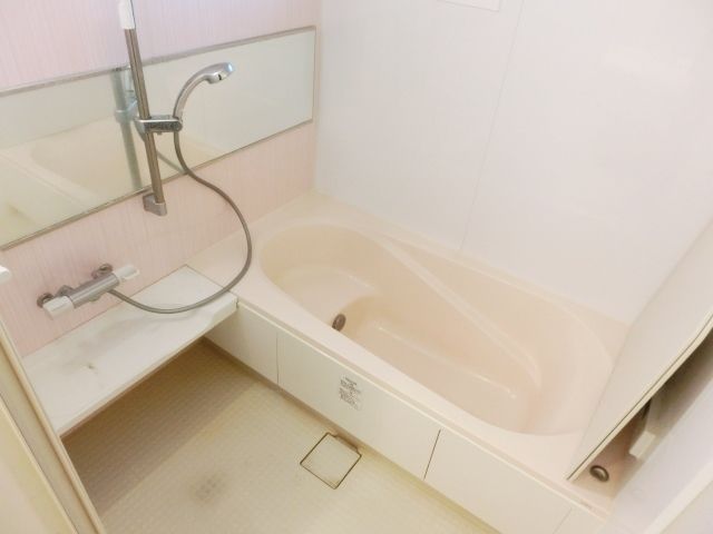 バス・シャワールーム　ゆったりとした一坪の浴室