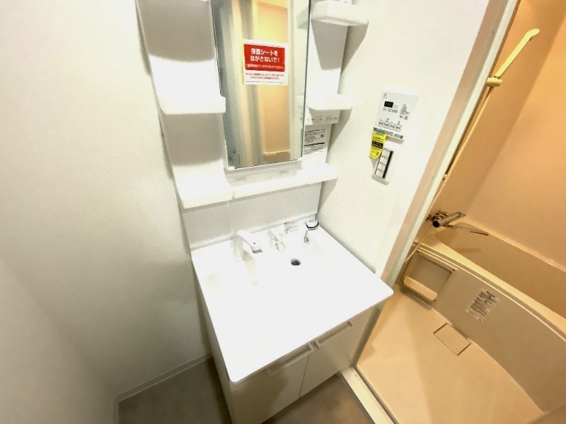 洗面設備　忙しい朝に洗髪洗面化粧台完備です。