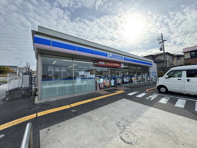 コンビニ　ローソン枚方津田山手一丁目店（コンビニ）まで556m