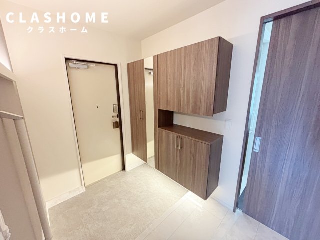 玄関　同物件の別部屋になります。