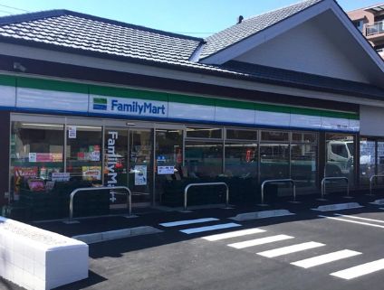 コンビニ　ファミリーマート 有馬二丁目店（コンビニ）まで302m