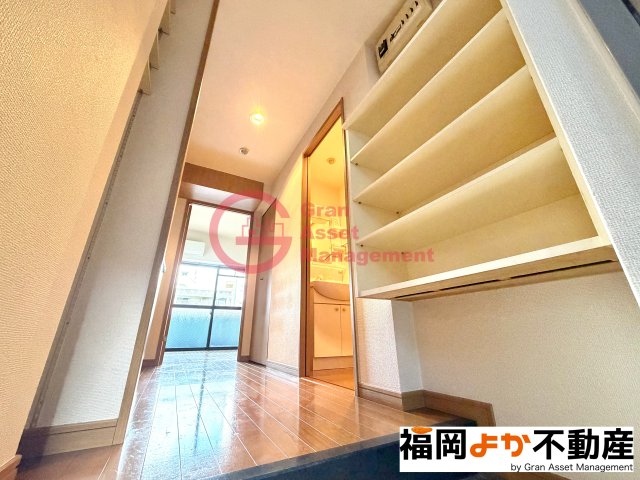 玄関　【６０２号室実写真】収納もある玄関です