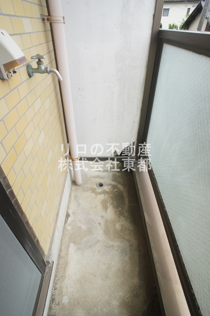 その他　洗濯機置場は振動が気にならない外置きタイプ！