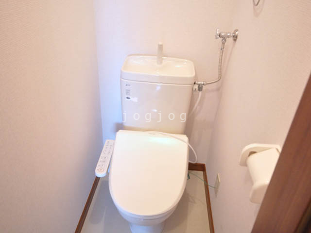 トイレ　嬉しい温水洗浄便座付きのトイレです。