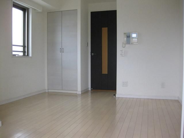 居室・リビング　角部屋２面採光のお部屋です