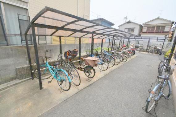 駐車場　敷地内にある駐輪場。雨の日にはうれしい屋根つきです。