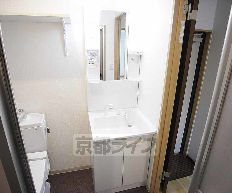洗面設備　身支度に便利な独立洗面台です。