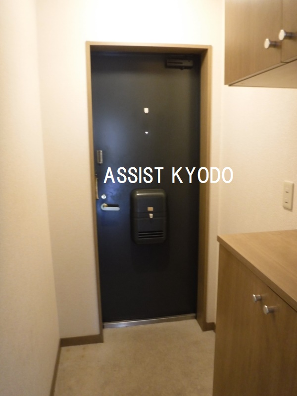 玄関　※別号室・同間取りの参考写真です