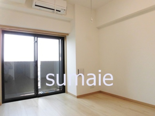 居室・リビング　天井が高めのお部屋です