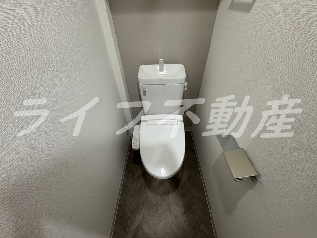トイレ　落ち着いた色調のトイレです